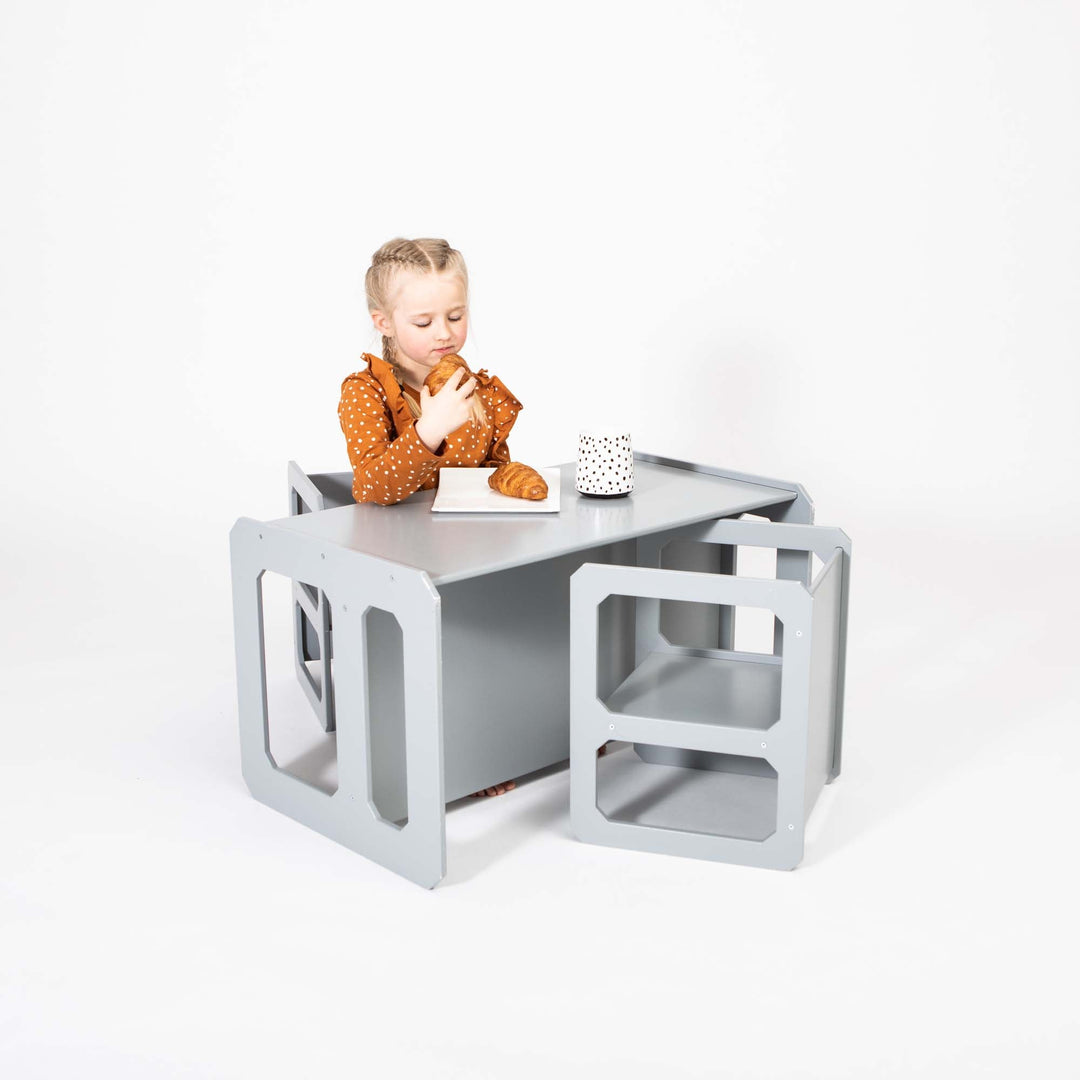 Montessori tafel om te spenen met 2 stoelen