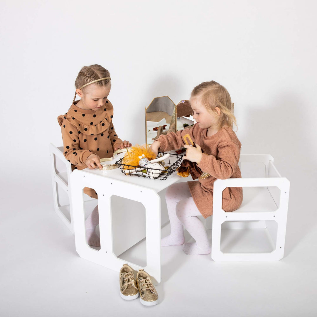 Montessori tafel om te spenen met 2 stoelen