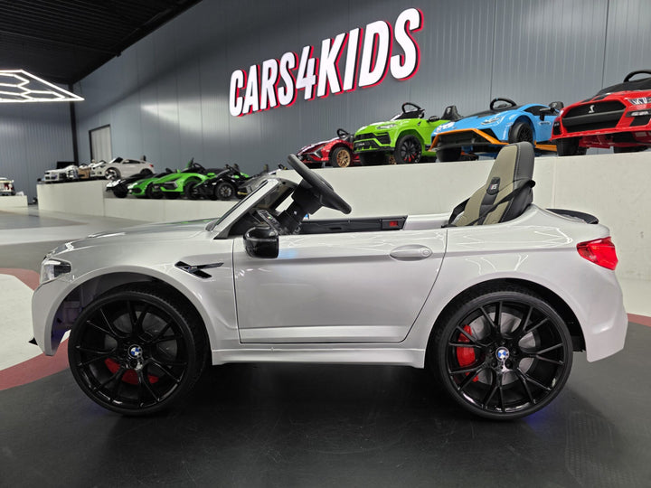 Elektrische kinderauto BMW M5 24 volt metallic grijs