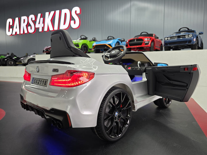 Elektrische kinderauto BMW M5 24 volt metallic grijs